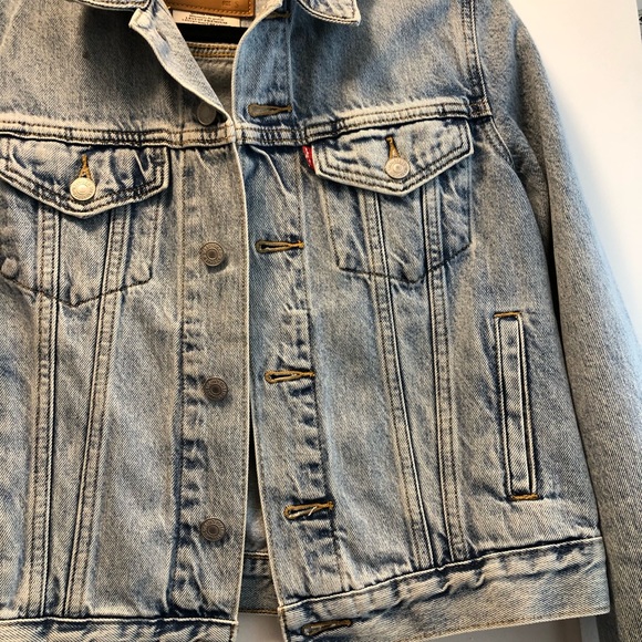Like new Levi’s denim jacket size small - Picture 2 of 2